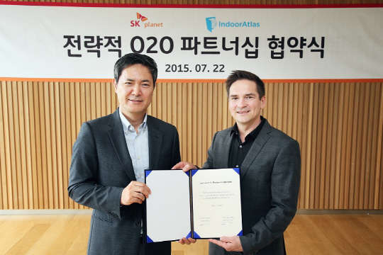 22일 경기도 판교동 SK플래닛 본사에서 서성원 SK플래닛 사업총괄(왼쪽)과 얀 하버리넨 인도어아틀라스 대표가 온라인 직접거래(O2O) 파트너십 협약을 체결한 뒤 포즈를 취하고 있다. 사진= SK플래닛 제공